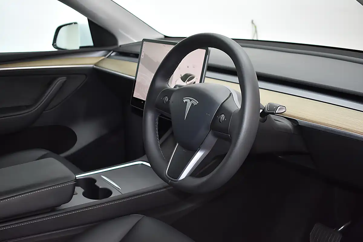 Used 2022 Tesla Model Y Long Range White - Interior and Exterior details 17