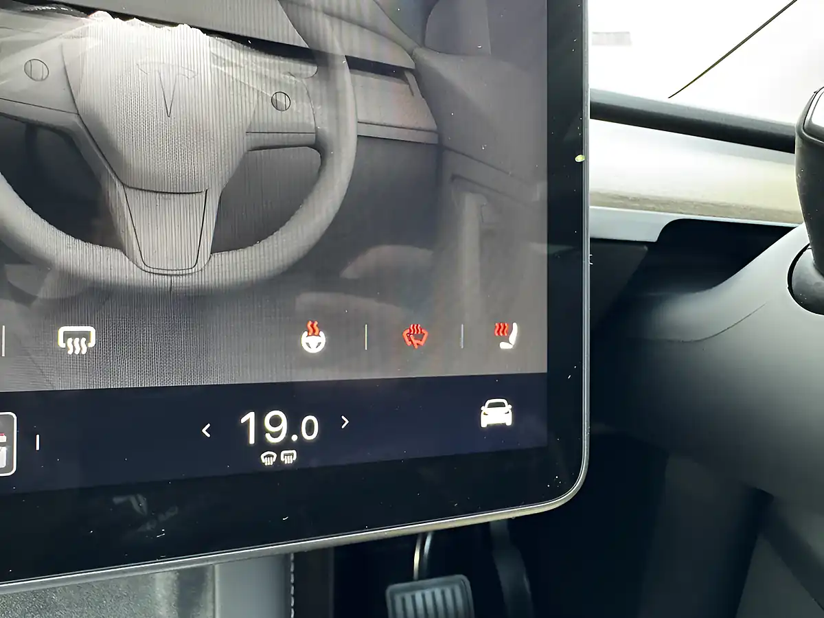 Used 2022 Tesla Model Y Long Range White - Interior and Exterior details 17