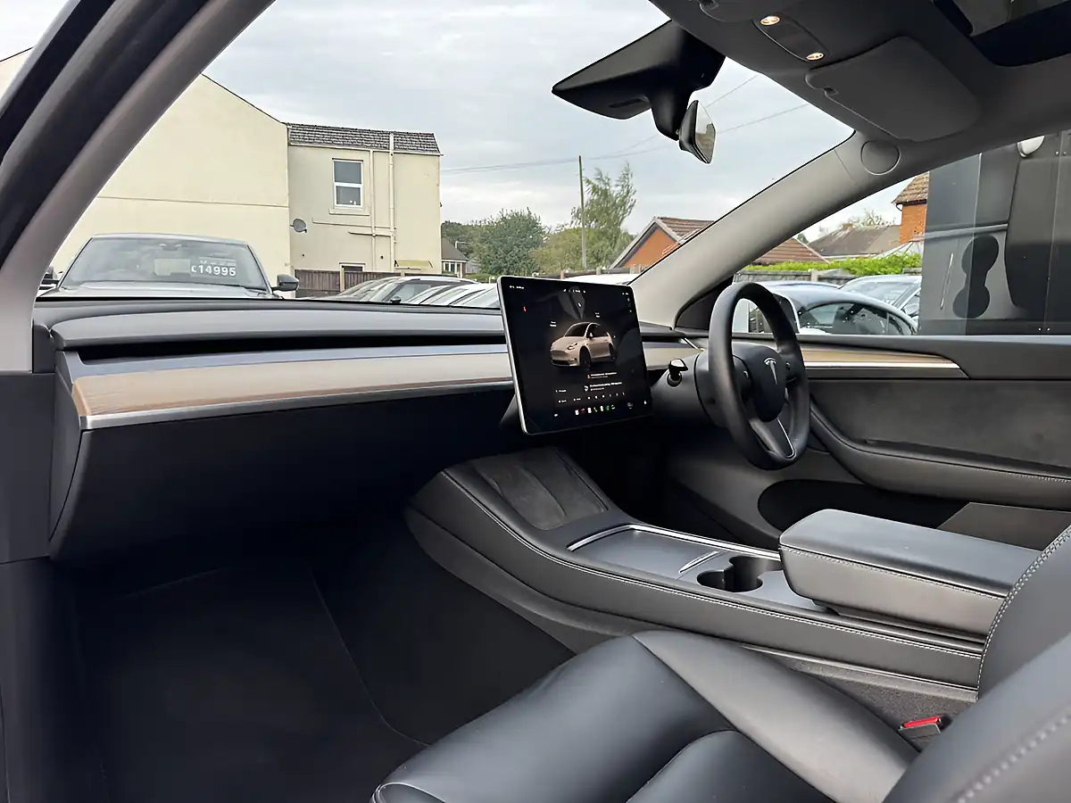 Used 2022 Tesla Model Y Long Range White - Interior and Exterior details 19