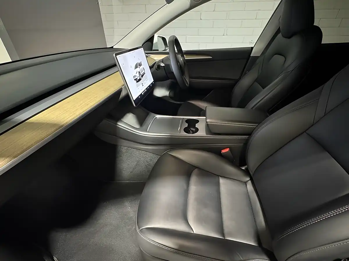 Used 2022 Tesla Model Y Long Range White - Interior and Exterior details 8