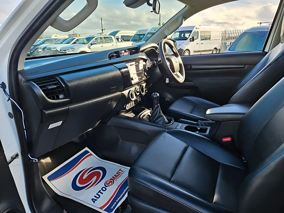 Used 2022 Toyota Hi-Lux Active White - Interior and Exterior details 11
