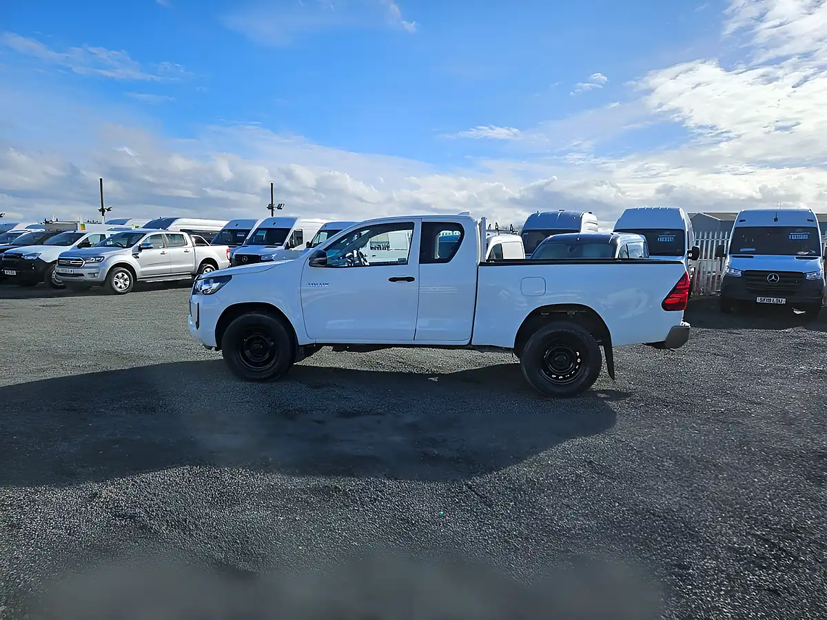 Used 2022 Toyota Hi-Lux Active White - Interior and Exterior details 5