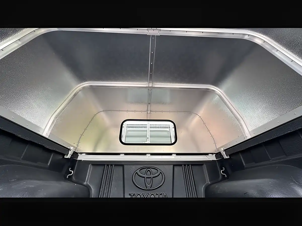 Used 2022 Toyota Hilux Active White - Interior and Exterior details 10