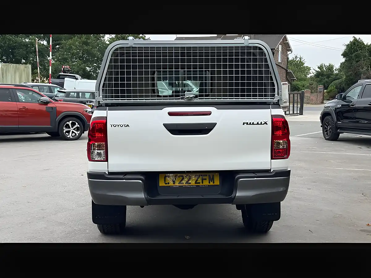 Used 2022 Toyota Hilux Active White - Interior and Exterior details 12