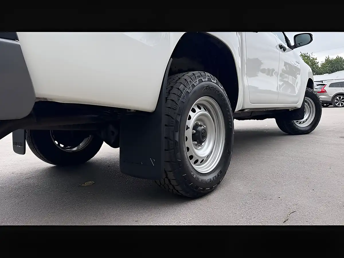Used 2022 Toyota Hilux Active White - Interior and Exterior details 13