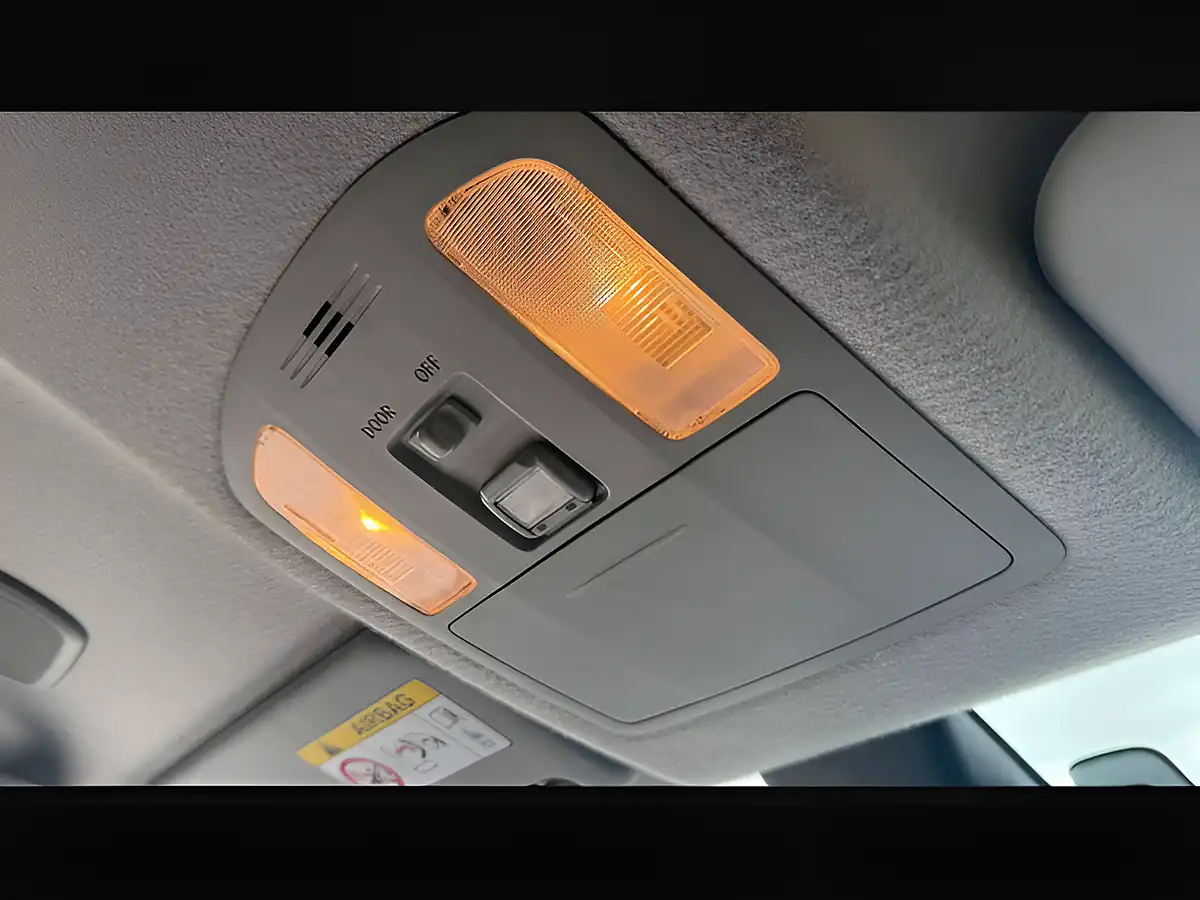 Used 2022 Toyota Hilux Active White - Interior and Exterior details 15