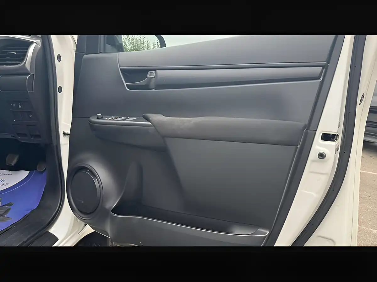 Used 2022 Toyota Hilux Active White - Interior and Exterior details 17