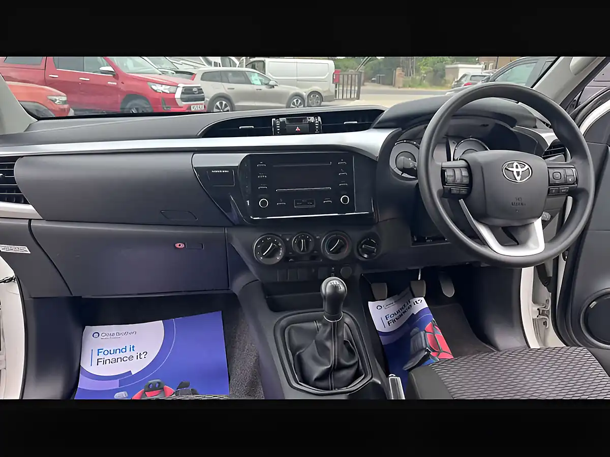 Used 2022 Toyota Hilux Active White - Interior and Exterior details 18