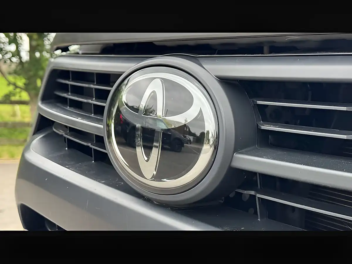 Used 2022 Toyota Hilux Active White - Interior and Exterior details 4