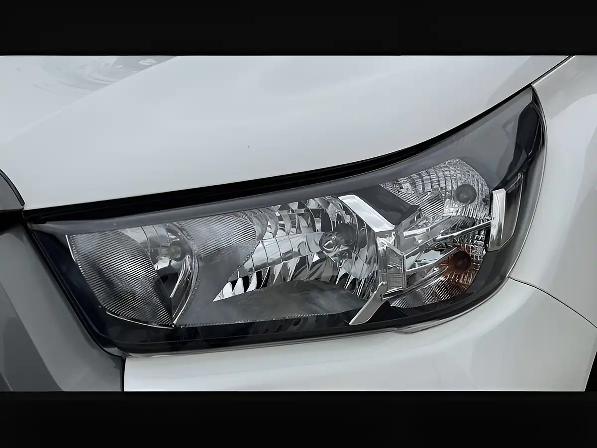 Used 2022 Toyota Hilux Active White - Interior and Exterior details 5