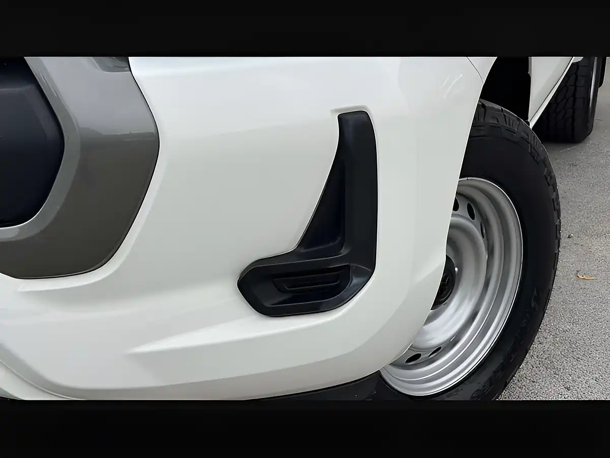Used 2022 Toyota Hilux Active White - Interior and Exterior details 6