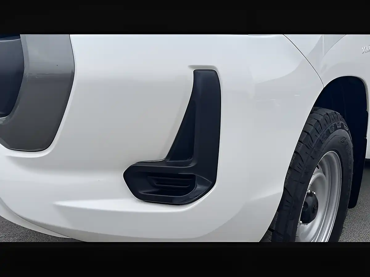 Used 2022 Toyota Hilux Active White - Interior and Exterior details 8