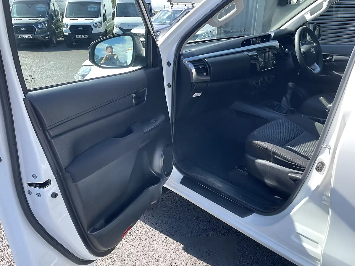 Used 2022 Toyota Hilux Active White - Interior and Exterior details 13
