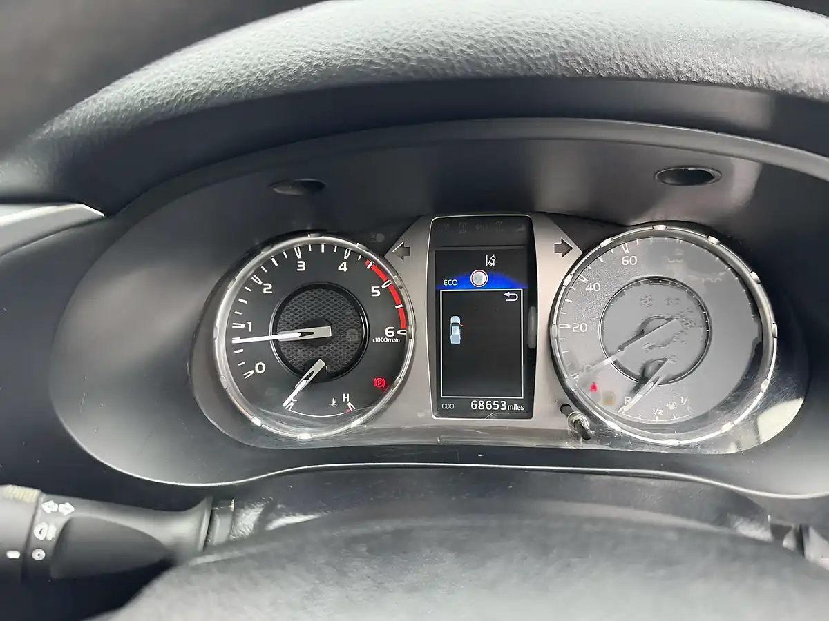 Used 2022 Toyota Hilux Active White - Interior and Exterior details 12