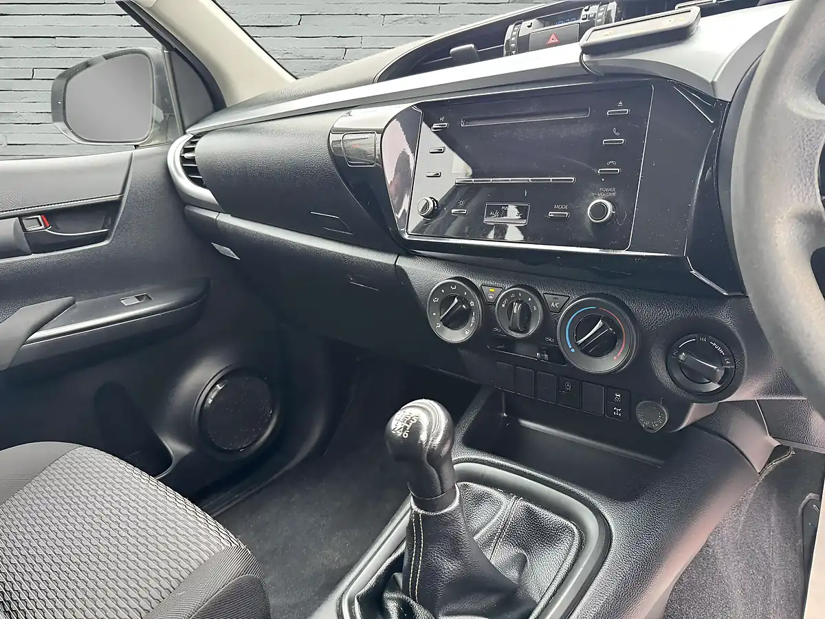 Used 2022 Toyota Hilux Active White - Interior and Exterior details 13