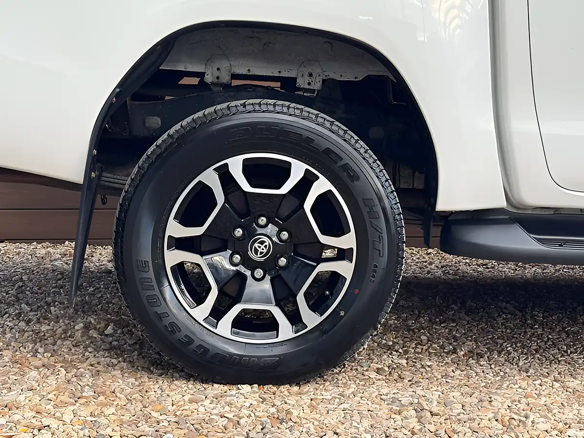 Used 2022 Toyota Hilux Hi-Luxury Invincible White - Interior and Exterior details 12