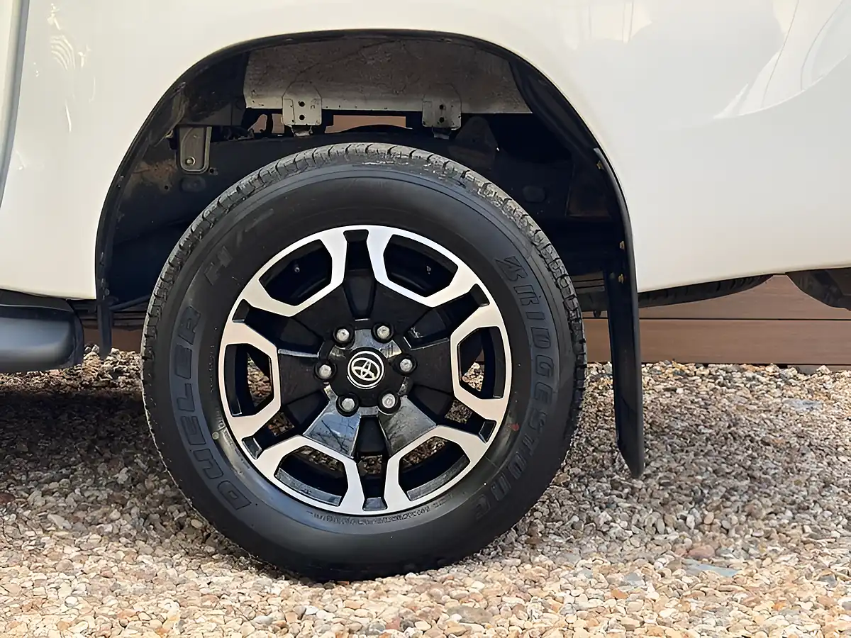 Used 2022 Toyota Hilux Hi-Luxury Invincible White - Interior and Exterior details 13