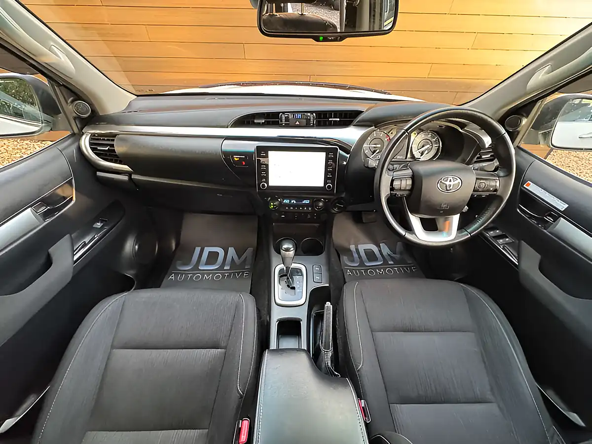 Used 2022 Toyota Hilux Hi-Luxury Invincible White - Interior and Exterior details 17