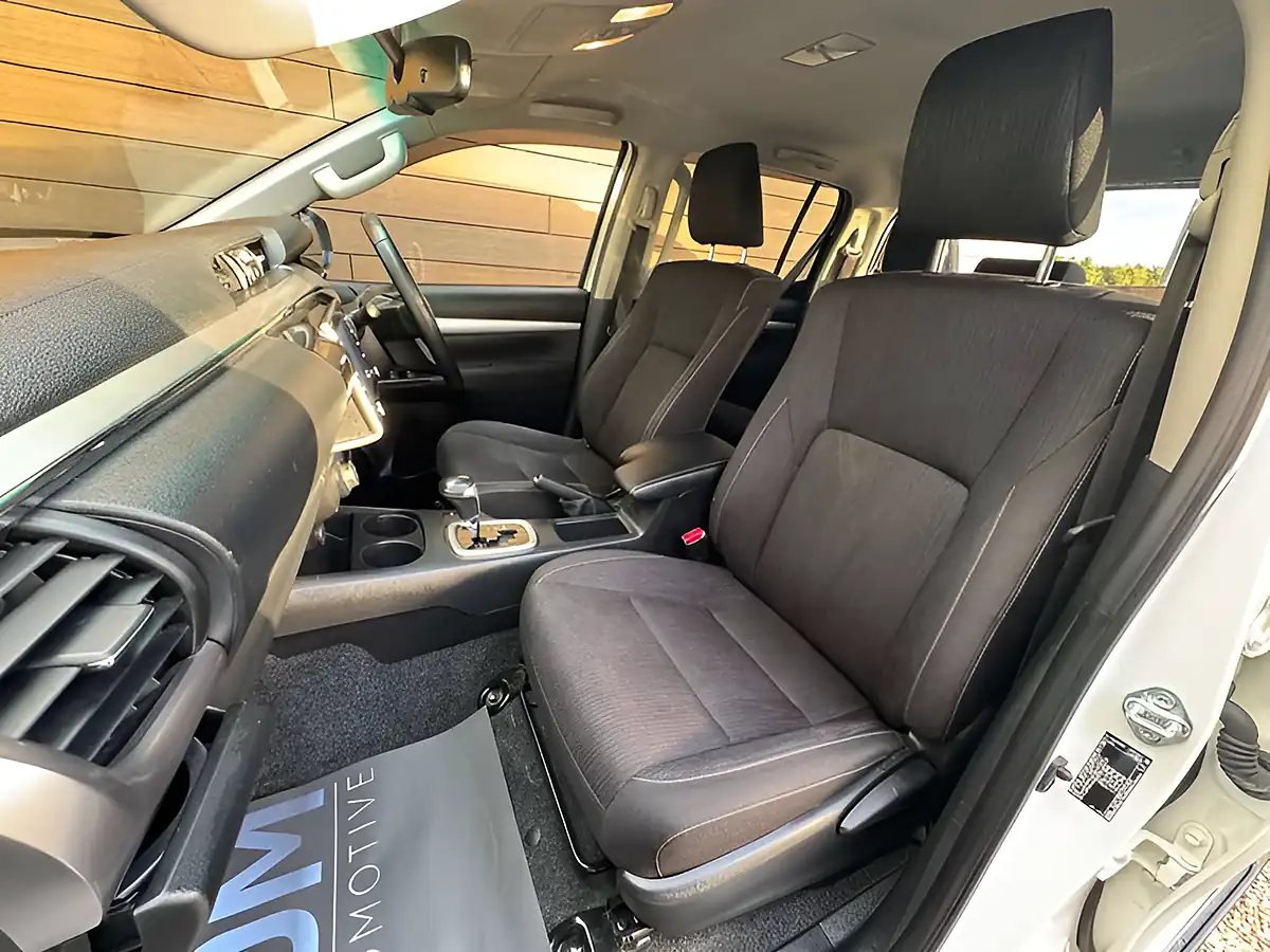 Used 2022 Toyota Hilux Hi-Luxury Invincible White - Interior and Exterior details 18
