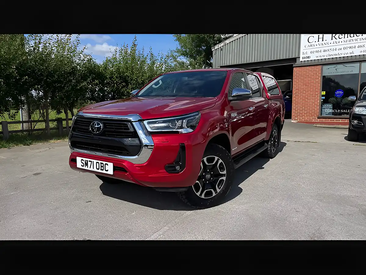 Used 2022 Toyota Hilux Invincible Red - Interior and Exterior details 12
