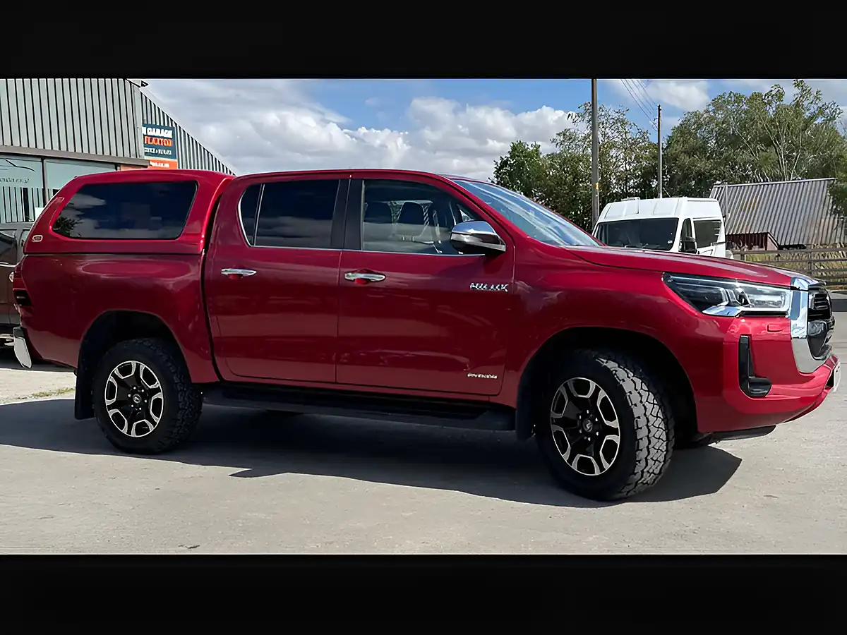 Used 2022 Toyota Hilux Invincible Red - Interior and Exterior details 9
