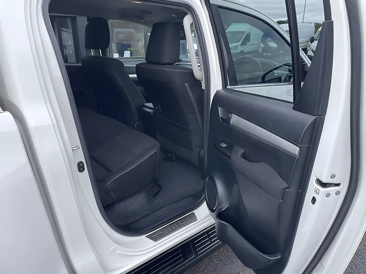 Used 2022 Toyota Hilux Invincible White - Interior and Exterior details 10