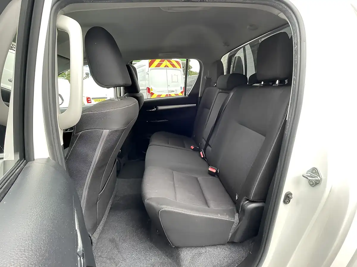 Used 2022 Toyota Hilux Invincible White - Interior and Exterior details 12