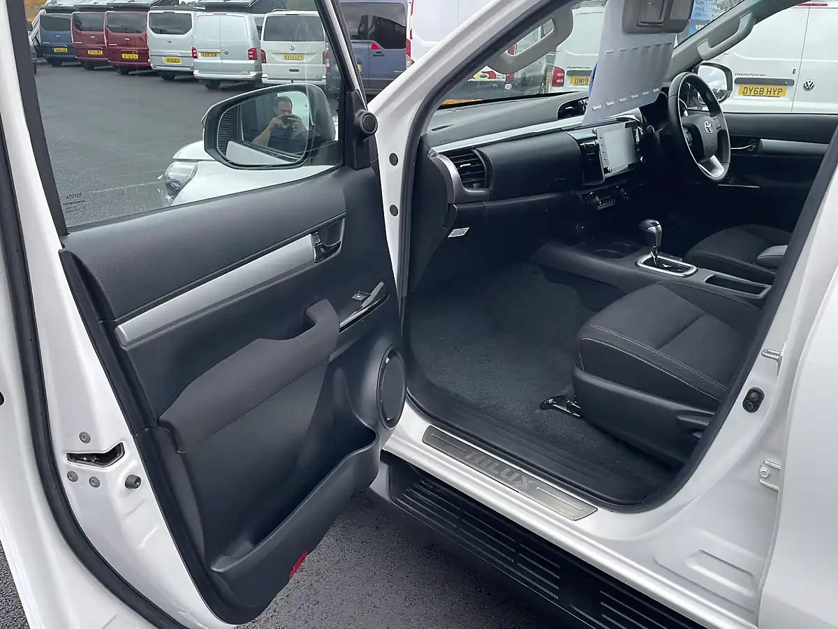 Used 2022 Toyota Hilux Invincible White - Interior and Exterior details 13