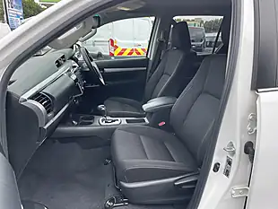 Used 2022 Toyota Hilux Invincible White - Interior and Exterior details 14