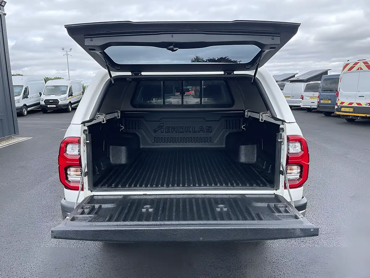 Used 2022 Toyota Hilux Invincible White - Interior and Exterior details 15