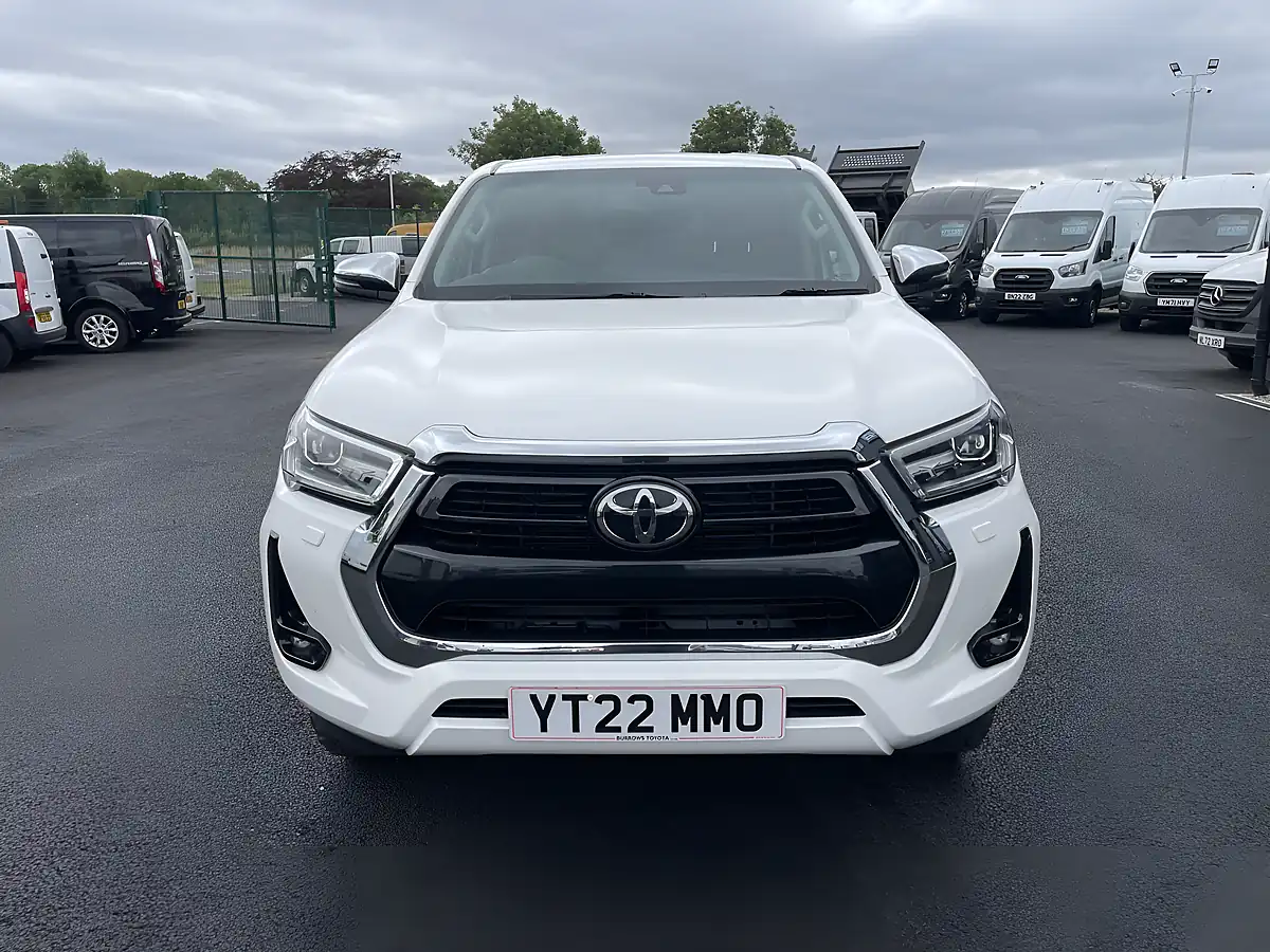 Used 2022 Toyota Hilux Invincible White - Interior and Exterior details 2