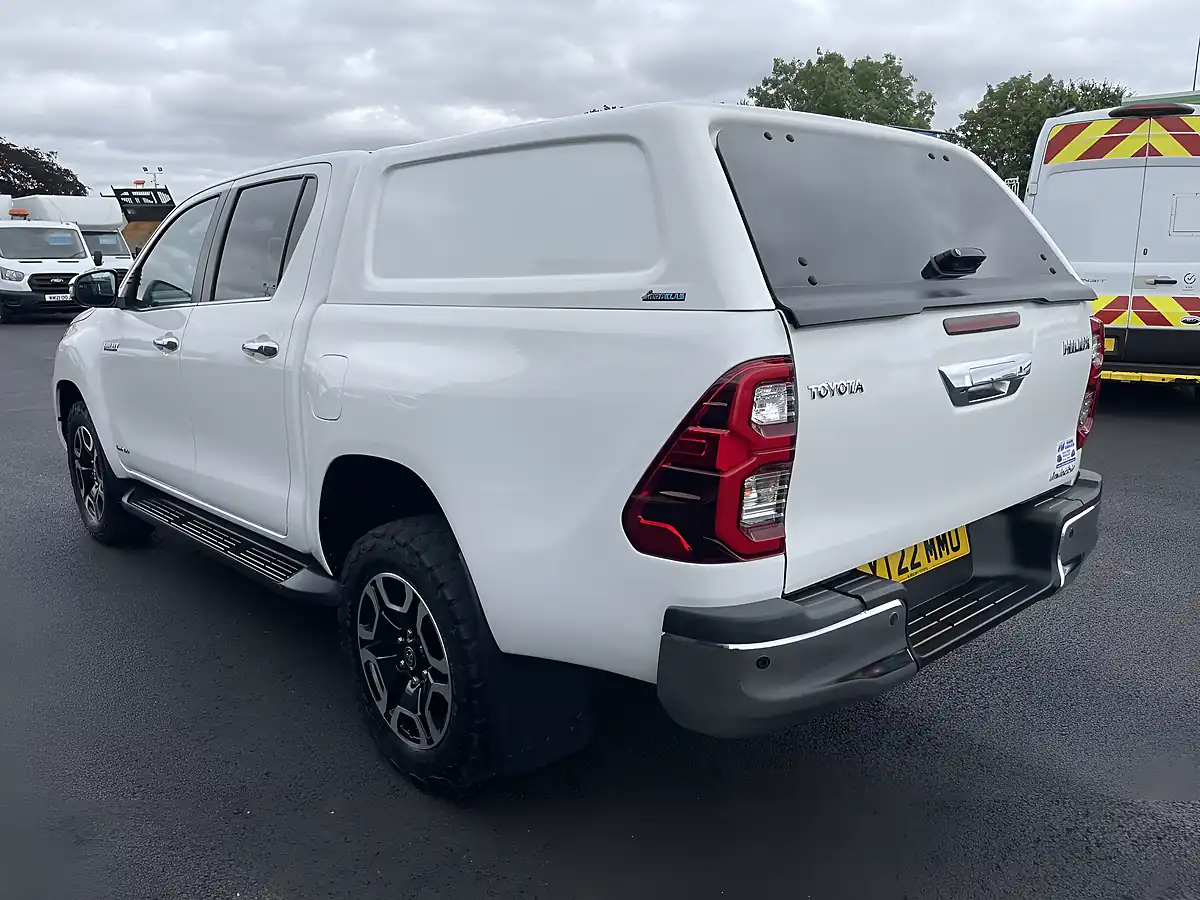 Used 2022 Toyota Hilux Invincible White - Interior and Exterior details 4