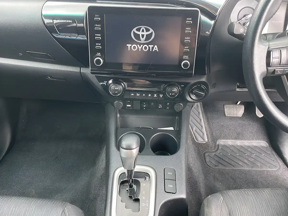 Used 2022 Toyota Hilux Invincible White - Interior and Exterior details 8