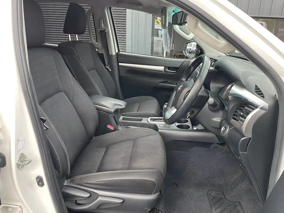 Used 2022 Toyota Hilux Invincible White - Interior and Exterior details 9