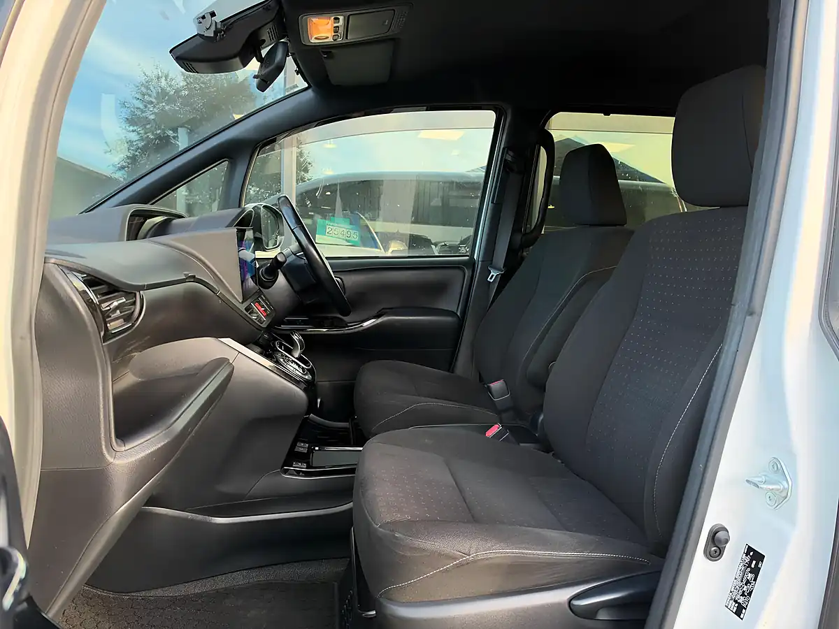 Used 2022 Toyota Noah White - Interior and Exterior details 4