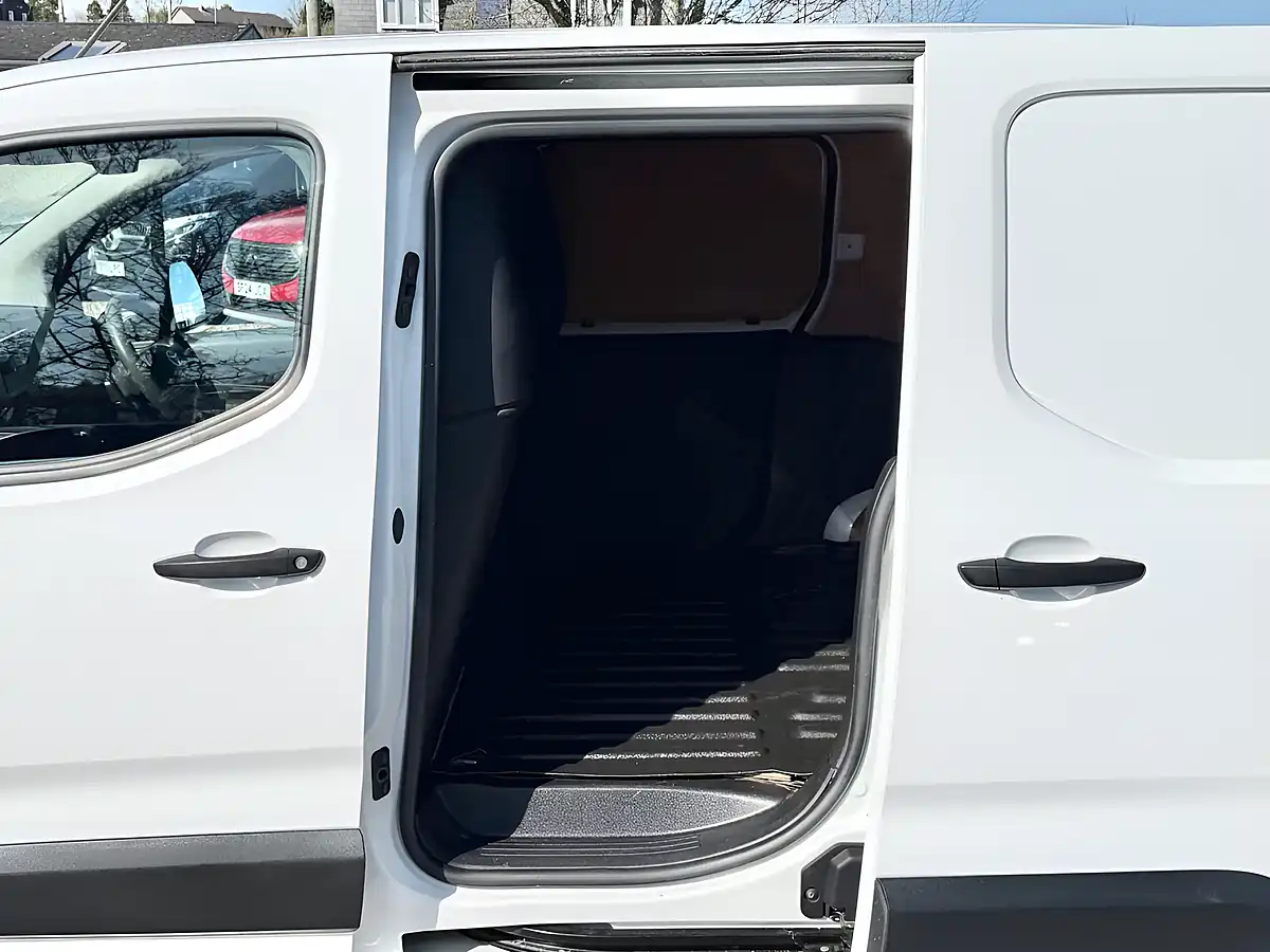 Used 2022 Toyota Proace City Active Vivid White - Interior and Exterior details 13