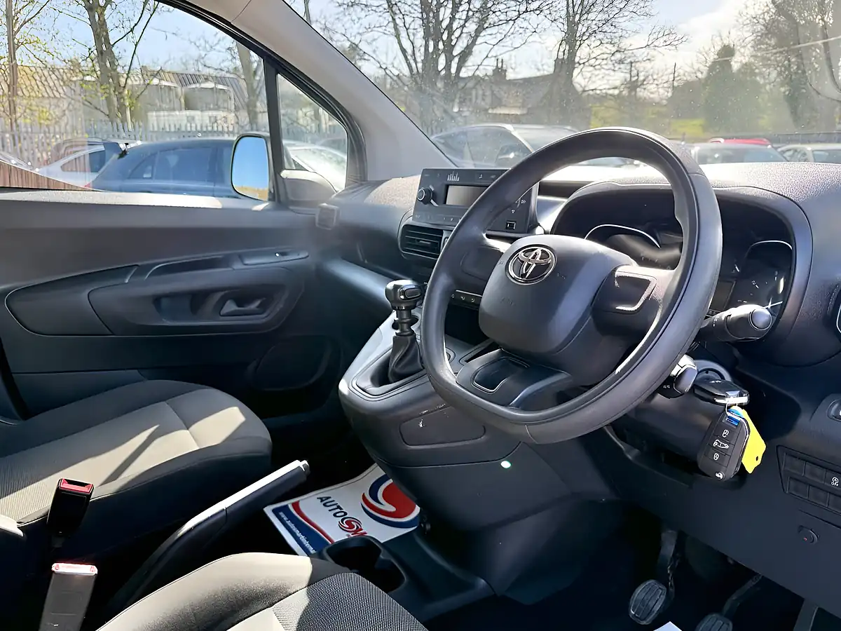 Used 2022 Toyota Proace City Active Vivid White - Interior and Exterior details 15