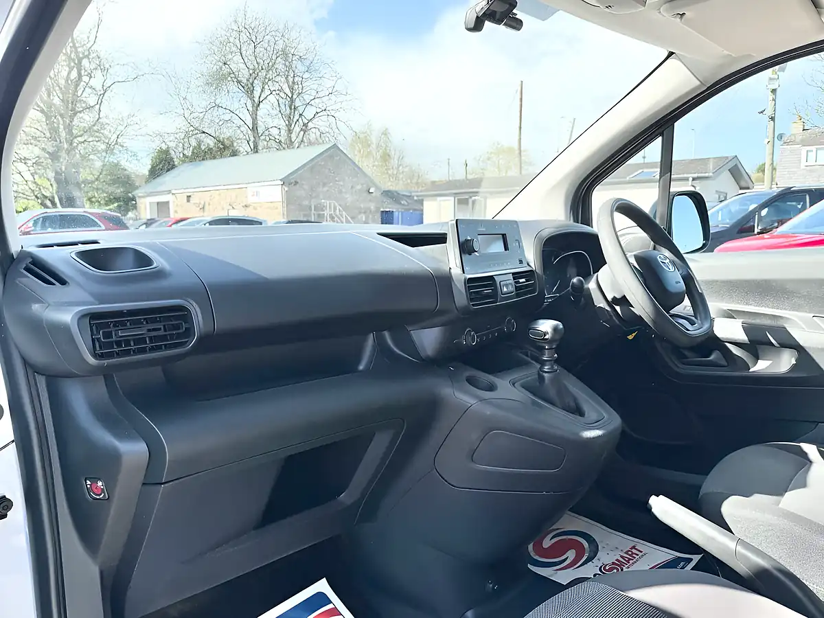 Used 2022 Toyota Proace City Active Vivid White - Interior and Exterior details 16