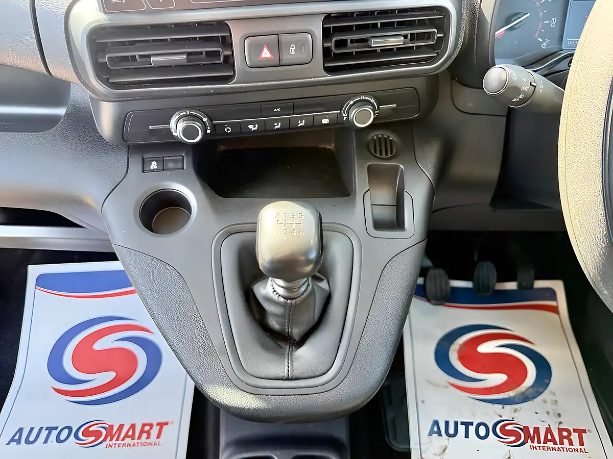 Used 2022 Toyota Proace City Active Vivid White - Interior and Exterior details 18