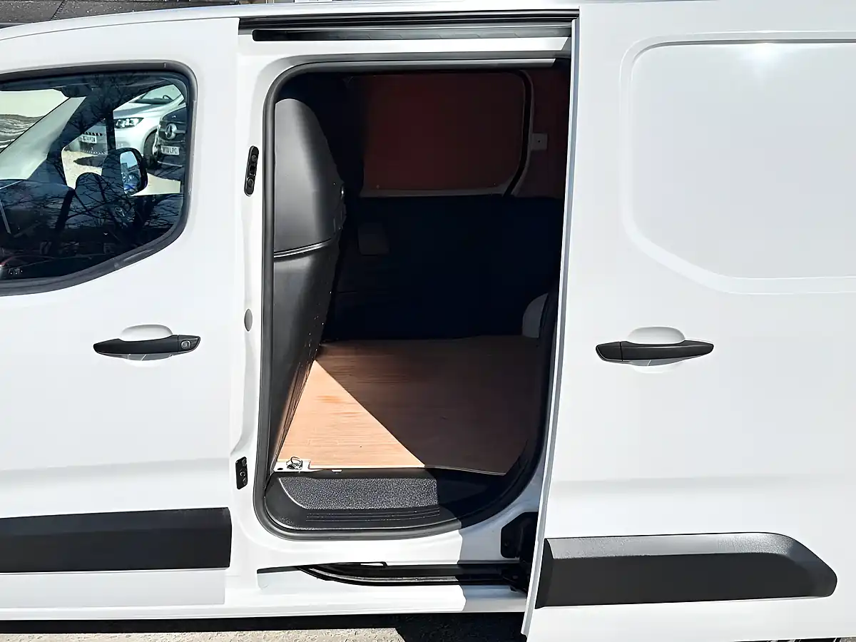 Used 2022 Toyota Proace City Active Vivid White - Interior and Exterior details 13