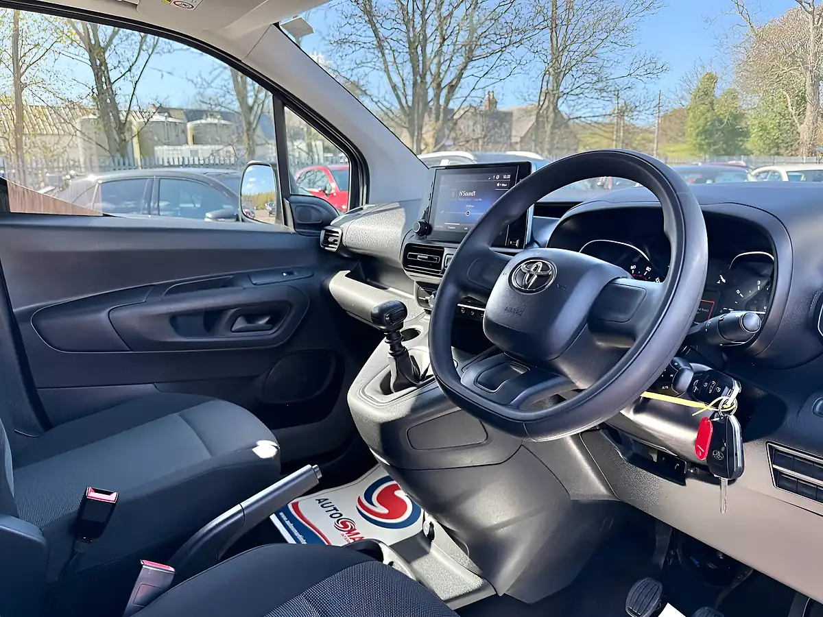 Used 2022 Toyota Proace City Active Vivid White - Interior and Exterior details 15