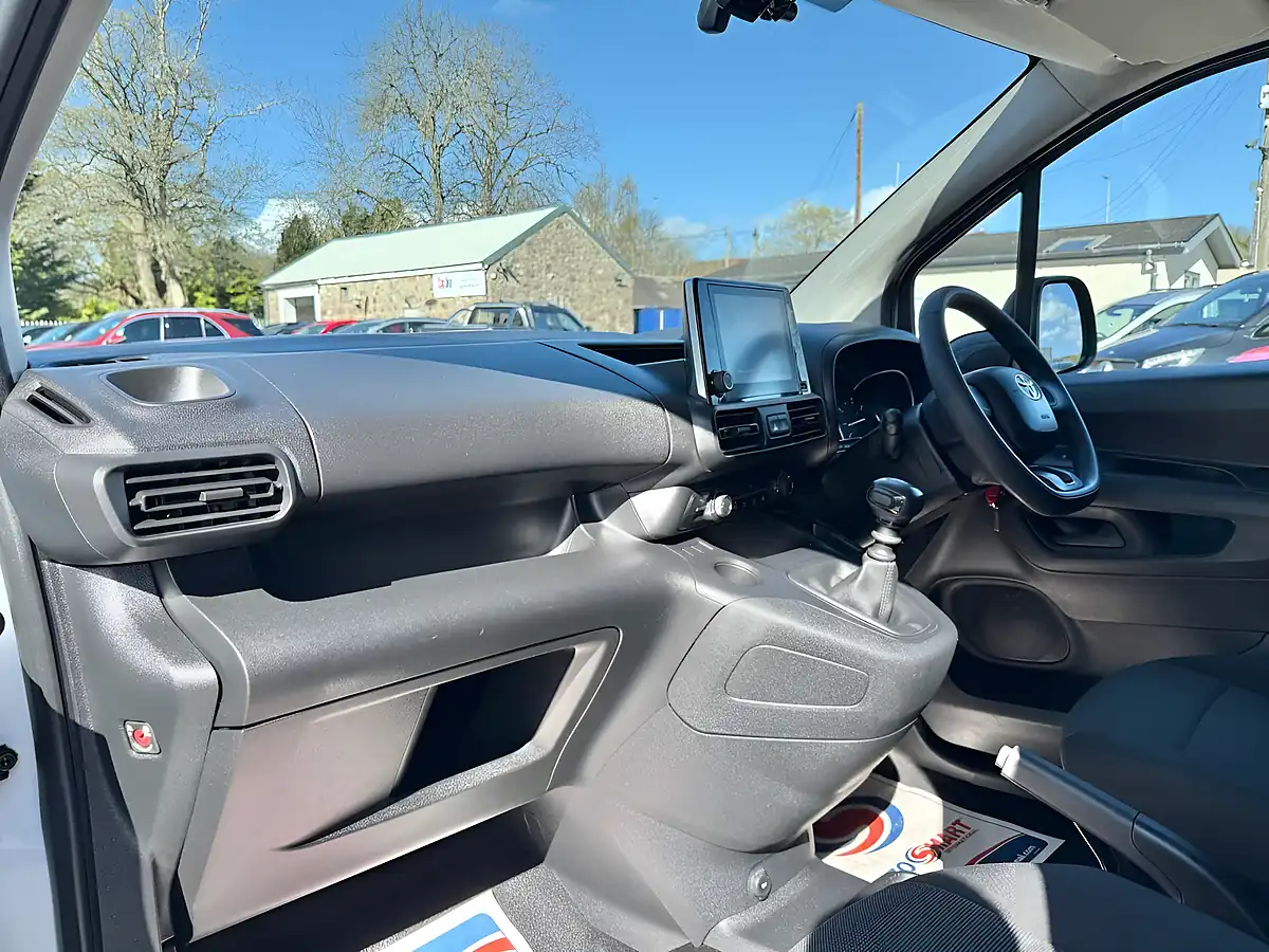 Used 2022 Toyota Proace City Active Vivid White - Interior and Exterior details 16