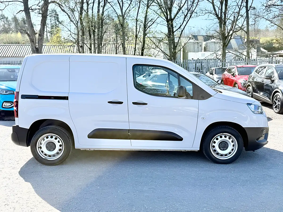 Used 2022 Toyota Proace City Active Vivid White - Interior and Exterior details 4