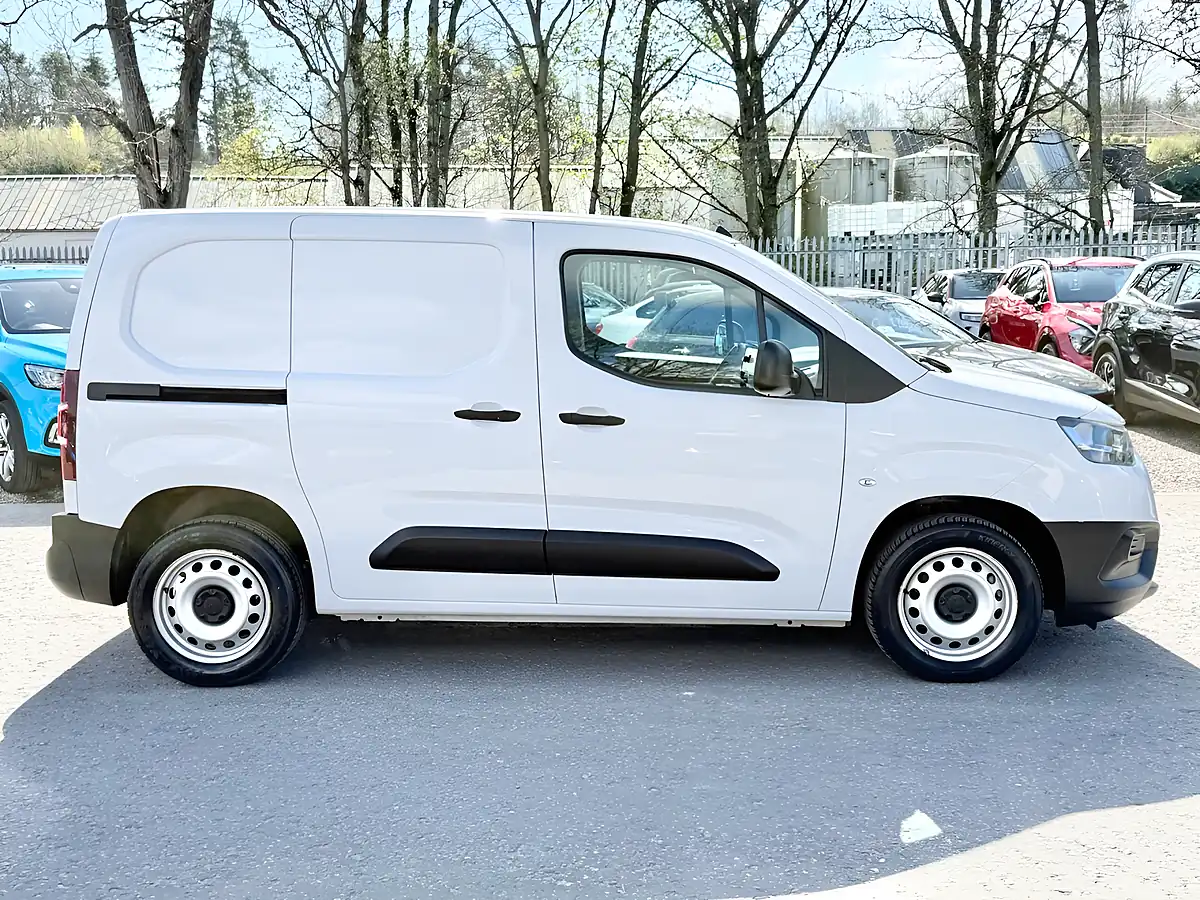 Used 2022 Toyota Proace City Active Vivid White - Interior and Exterior details 4