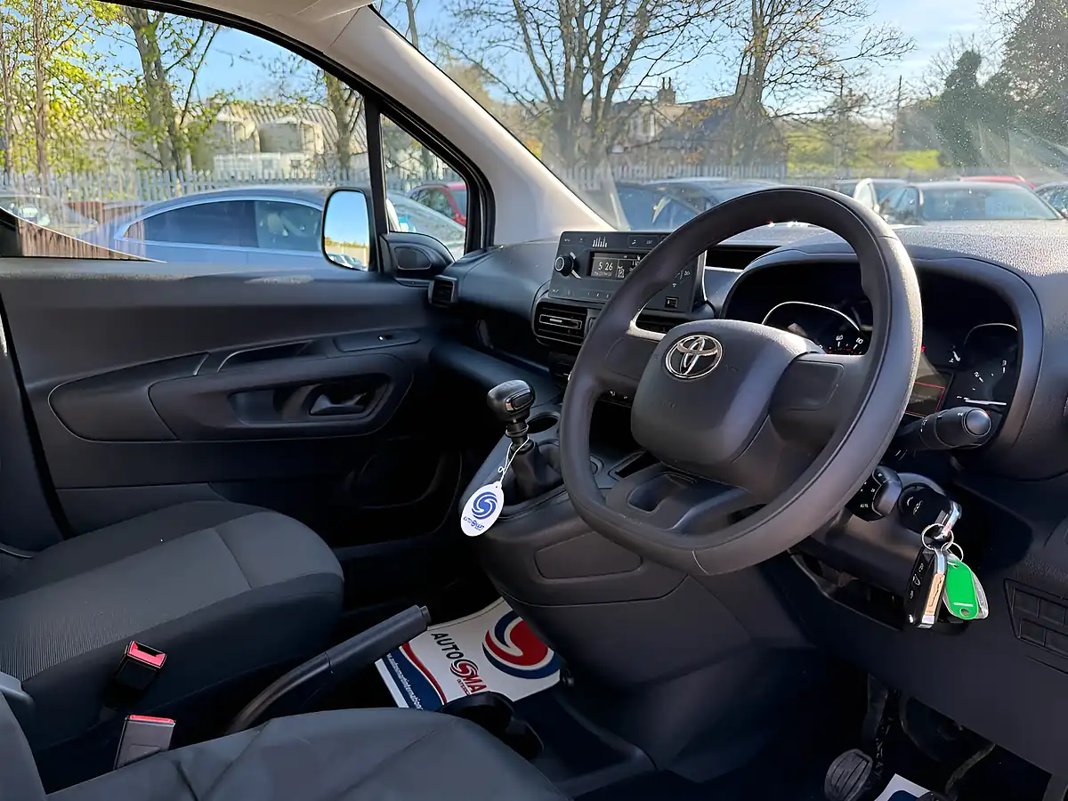 Used 2022 Toyota Proace City Active Vivid White - Interior and Exterior details 15