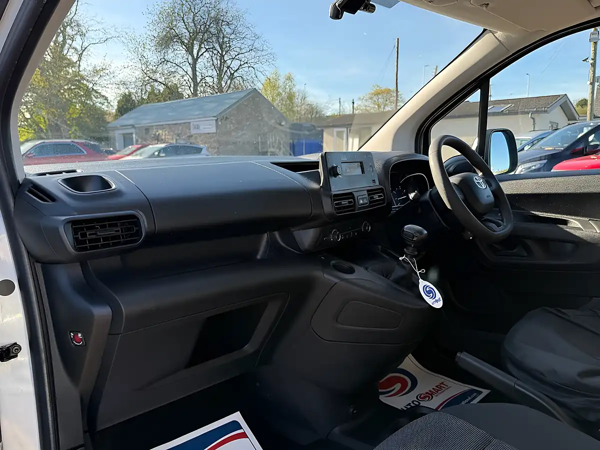 Used 2022 Toyota Proace City Active Vivid White - Interior and Exterior details 16