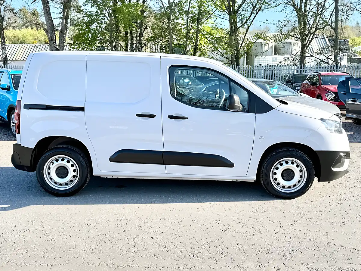 Used 2022 Toyota Proace City Active Vivid White - Interior and Exterior details 4