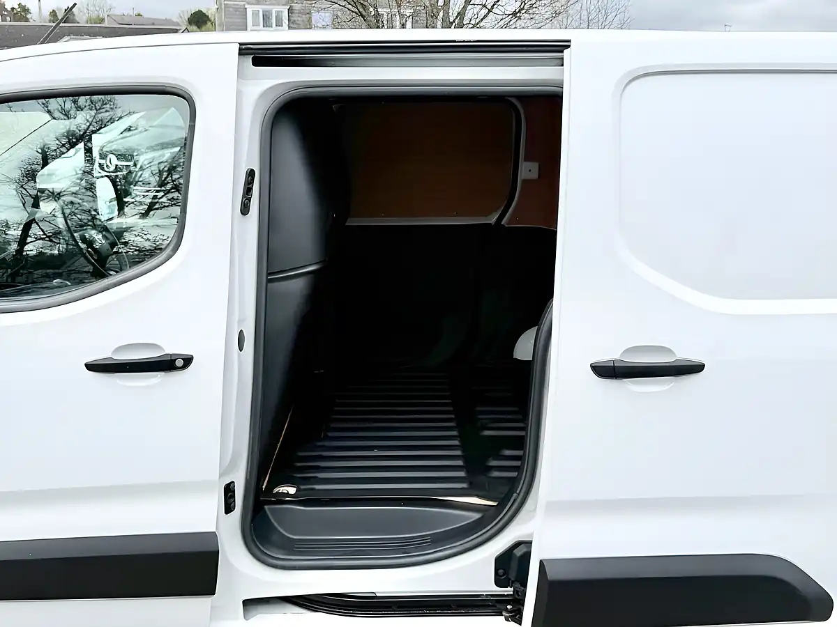 Used 2022 Toyota Proace City Active Vivid White - Interior and Exterior details 12
