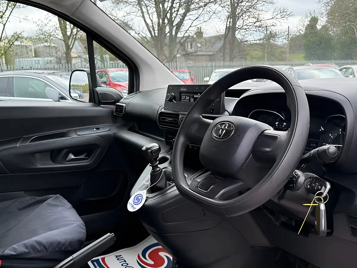 Used 2022 Toyota Proace City Active Vivid White - Interior and Exterior details 14