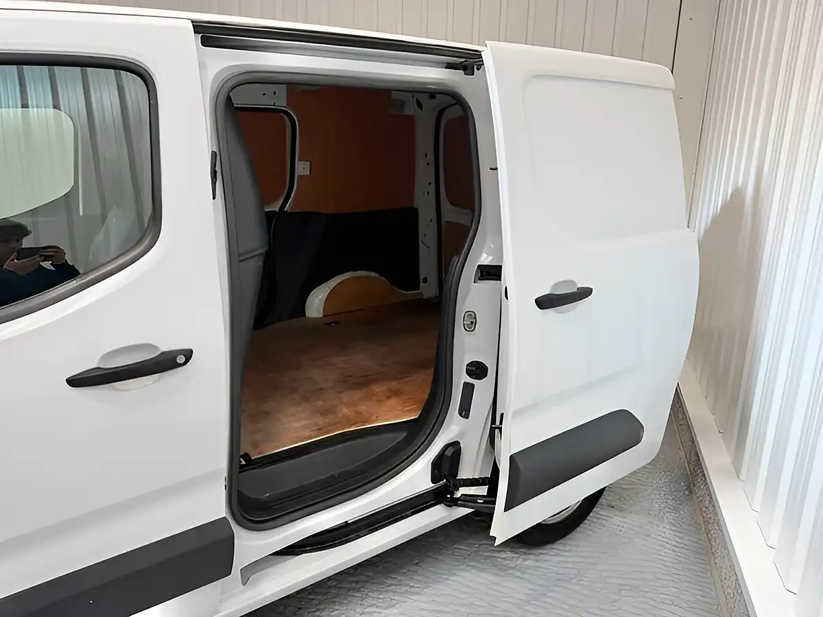 Used 2022 Toyota Proace City Active Vivid White - Interior and Exterior details 4